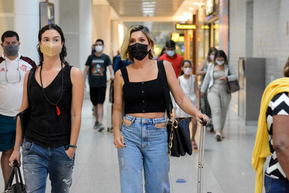 Flávia Alessandra embarcando no aeroporto Santos Dumont, no Rio de Janeiro