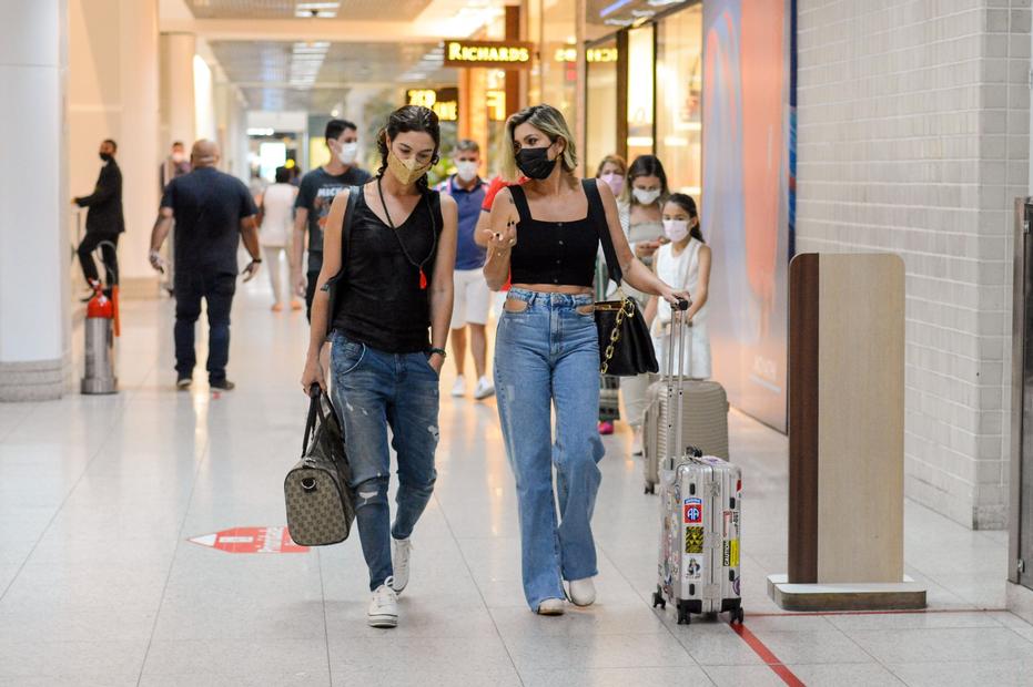 Flávia Alessandra embarcando no aeroporto Santos Dumont, no Rio de Janeiro