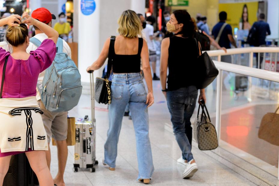 Flávia Alessandra embarcando no aeroporto Santos Dumont, no Rio de Janeiro