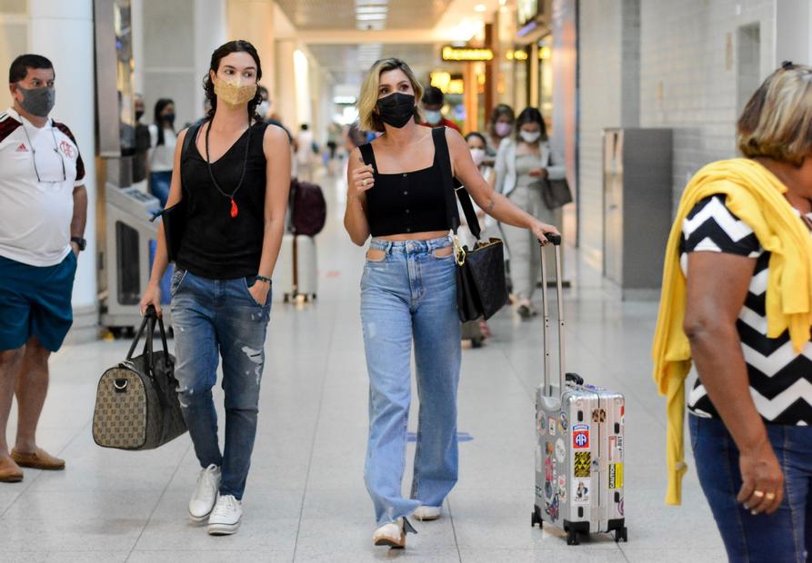 Flávia Alessandra embarcando no aeroporto Santos Dumont, no Rio de Janeiro