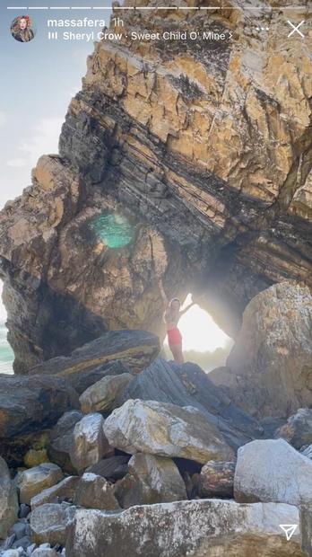 Grazi Massafera na Praia da Ursa, em Portugal