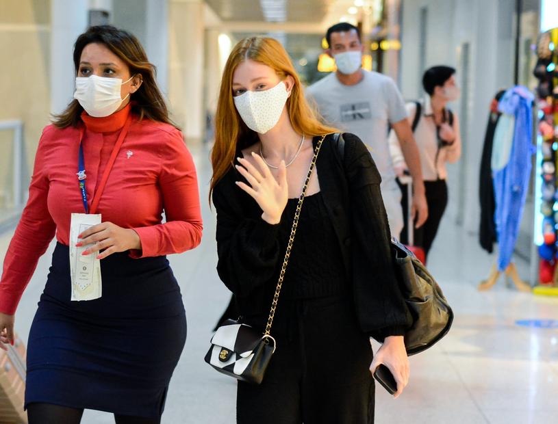 Marina Ruy Barbosa embarcando no Santos Dumont, no Rio de Janeiro