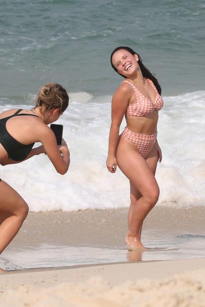 Larissa Manoela é flagrada na praia com biquíni fio dental