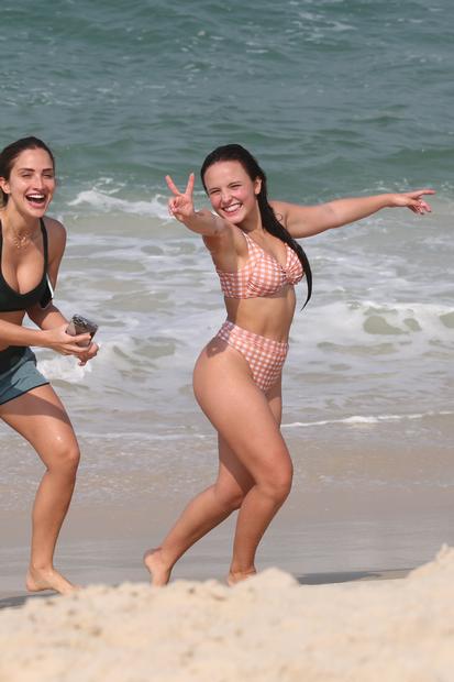 Larissa Manoela é flagrada na praia com biquíni fio dental