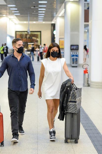 Juliana Paes desembarcando no aeroporto Santos Dumont no Rio de Janeiro