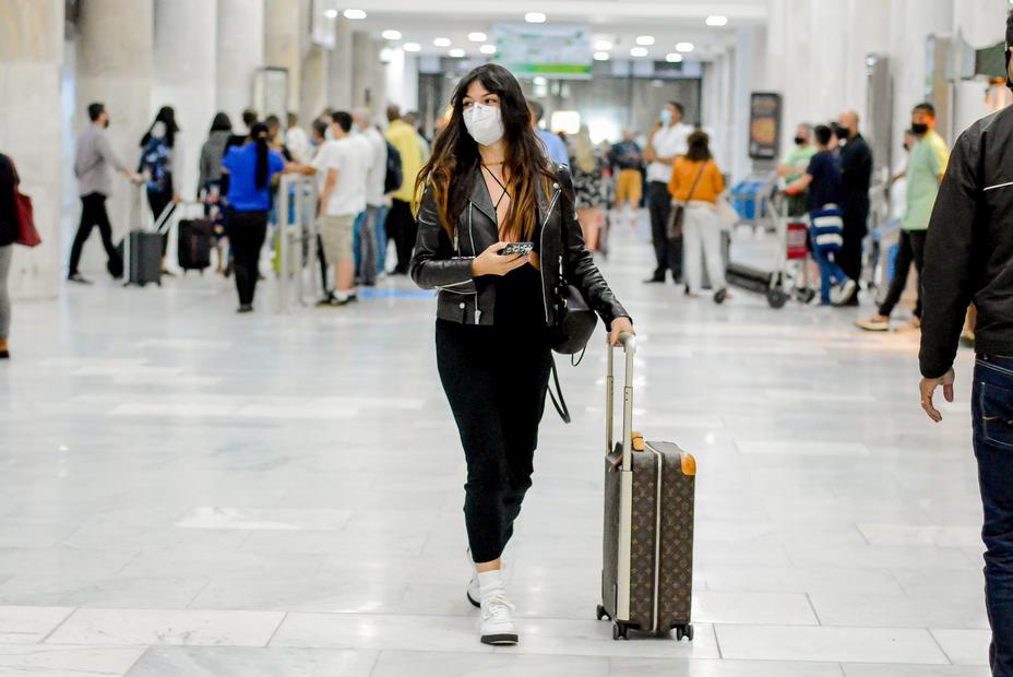 Isis Valverde é flagrada em aeroporto com bolsas de R$19 mil