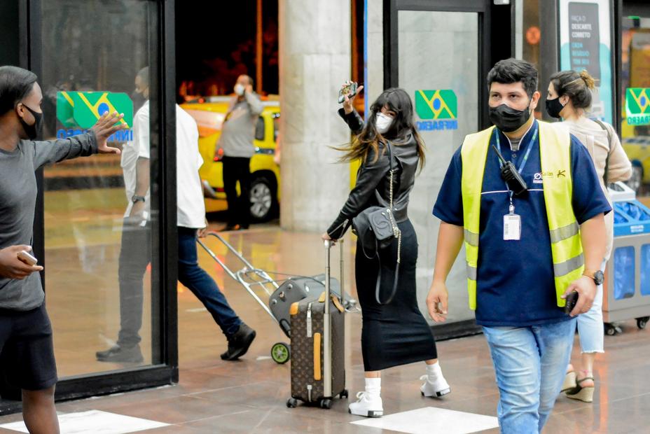 Isis Valverde é flagrada em aeroporto com bolsas de R$19 mil