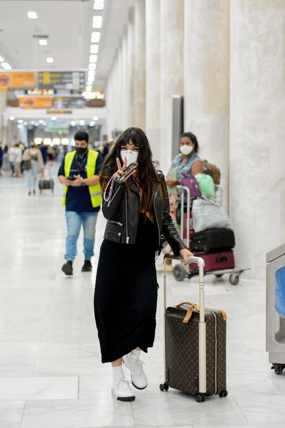 Isis Valverde é flagrada em aeroporto com bolsas de R$19 mil