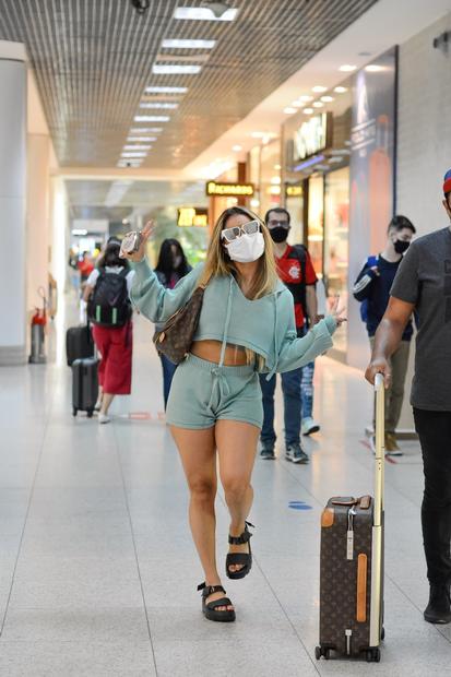 Lexa embarcando no aeroporto Santos Dumont, no Rio de Janeiro