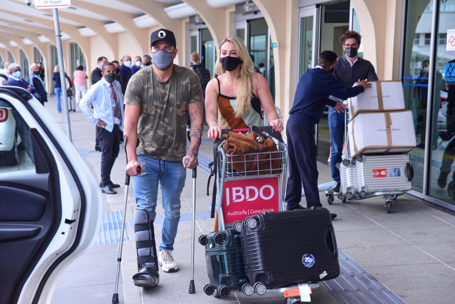 Paolla Oliveira e Diogo Nogueira chegando em São Paulo