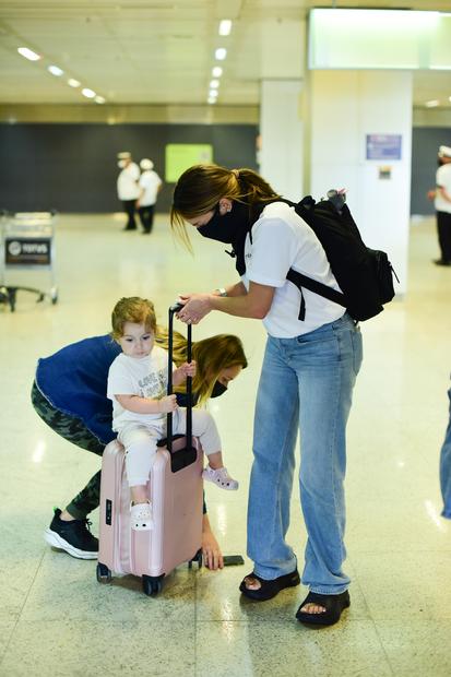 Claudia Leitte desembarca com a filha no Brasil