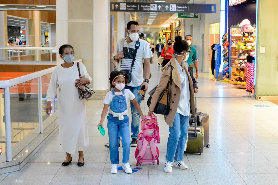 Taís Araújo embarca com a família no aeroporto Santos Dumont, no Rio de Janeiro