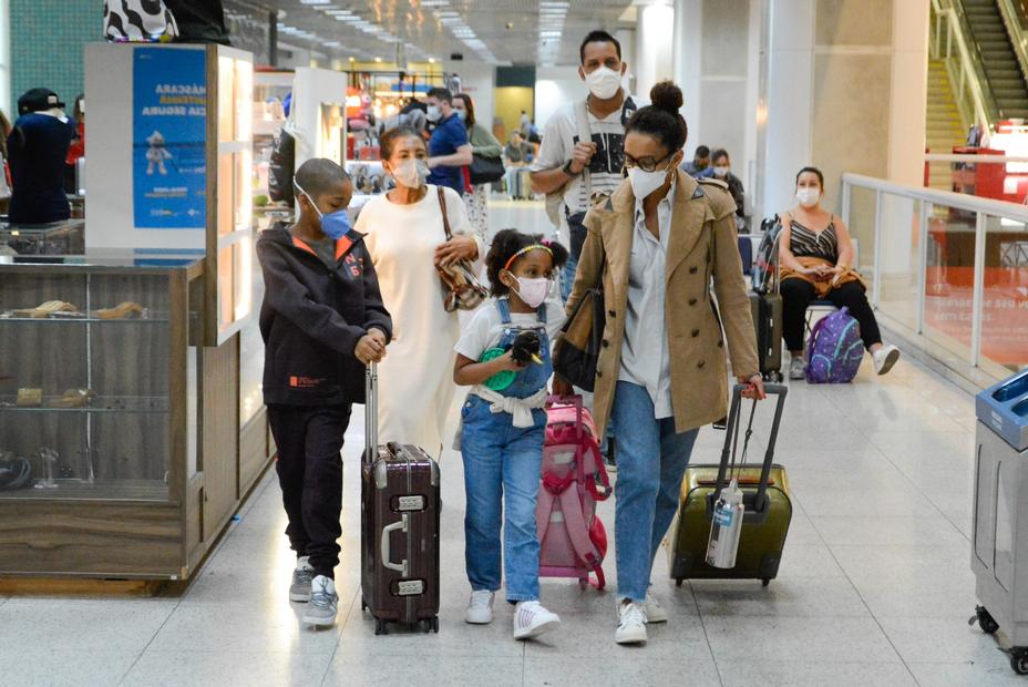 Taís Araújo embarca com a família no aeroporto Santos Dumont, no Rio de Janeiro