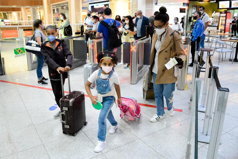 Taís Araújo embarca com a família no aeroporto Santos Dumont, no Rio de Janeiro