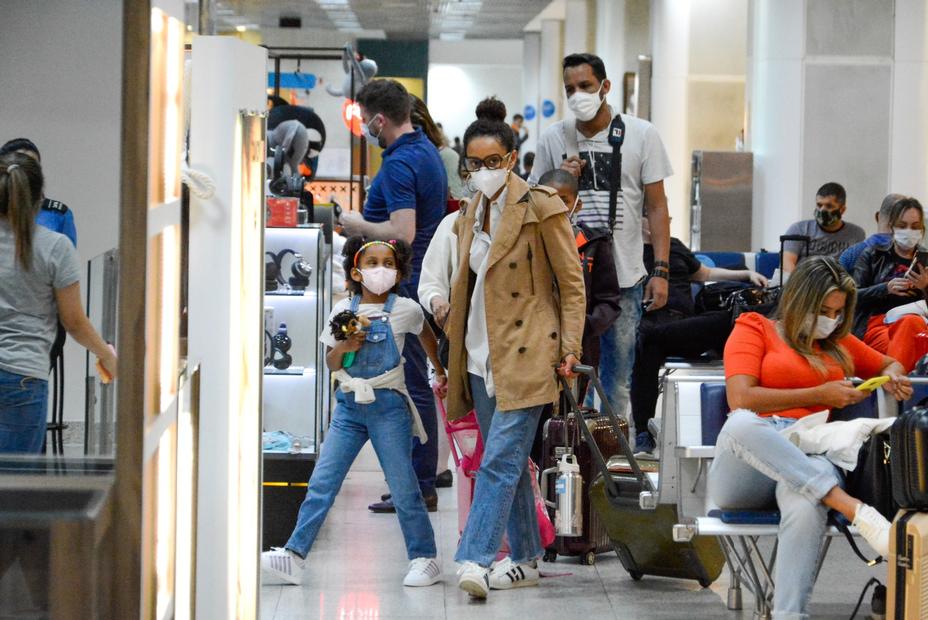 Taís Araújo embarca com a família no aeroporto Santos Dumont, no Rio de Janeiro