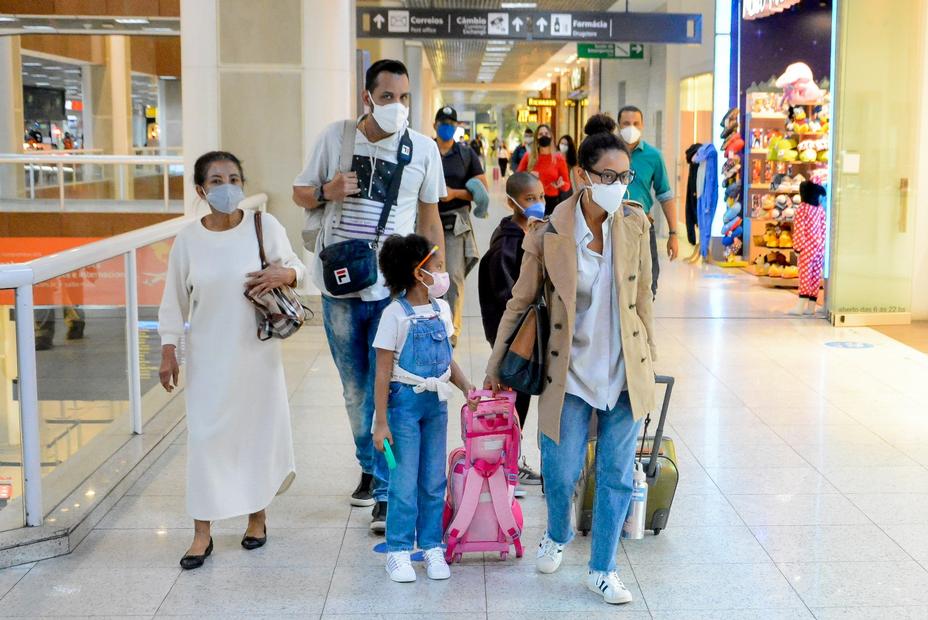 Taís Araújo embarca com a família no aeroporto Santos Dumont, no Rio de Janeiro