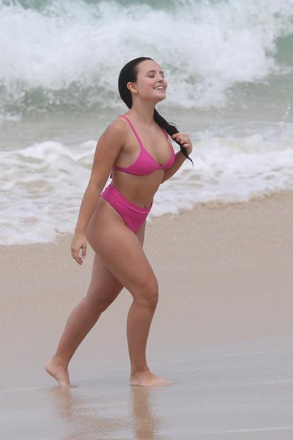 Larissa Manoela curte dia de praia no Rio com biquíni fio