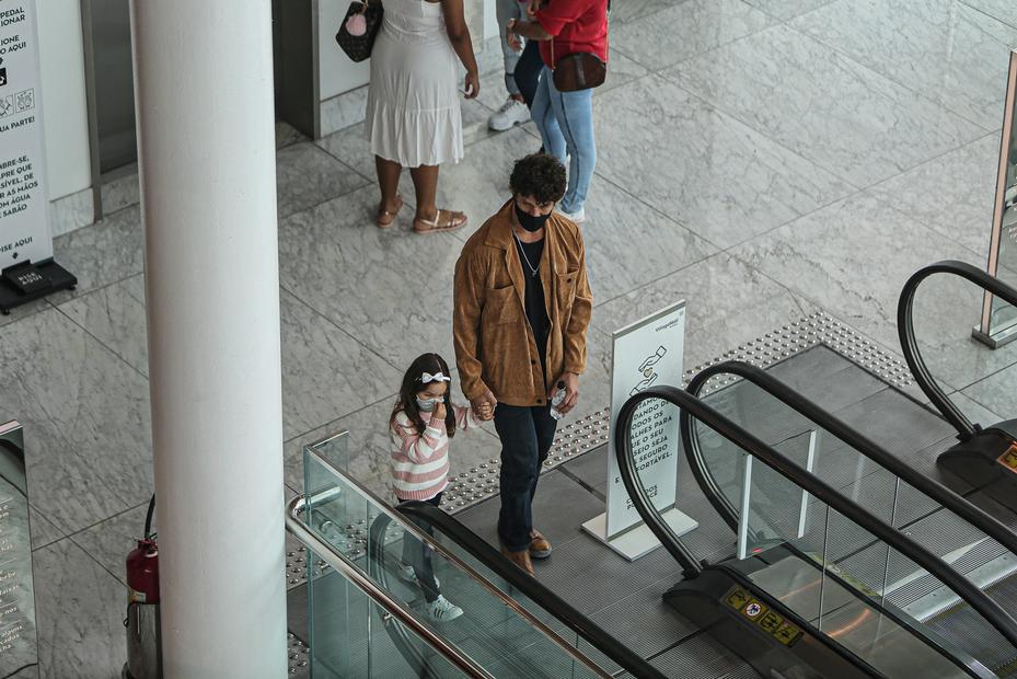 Filha de José Loreto encanta ao surgir com o pai em shopping