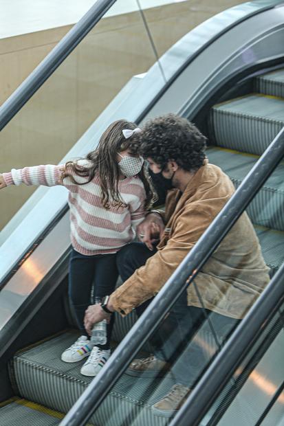 Filha de José Loreto encanta ao surgir com o pai em shopping