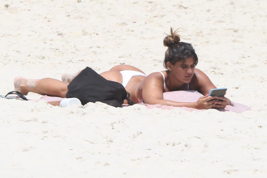 Giulia Costa na praia da Barra da Tijuca