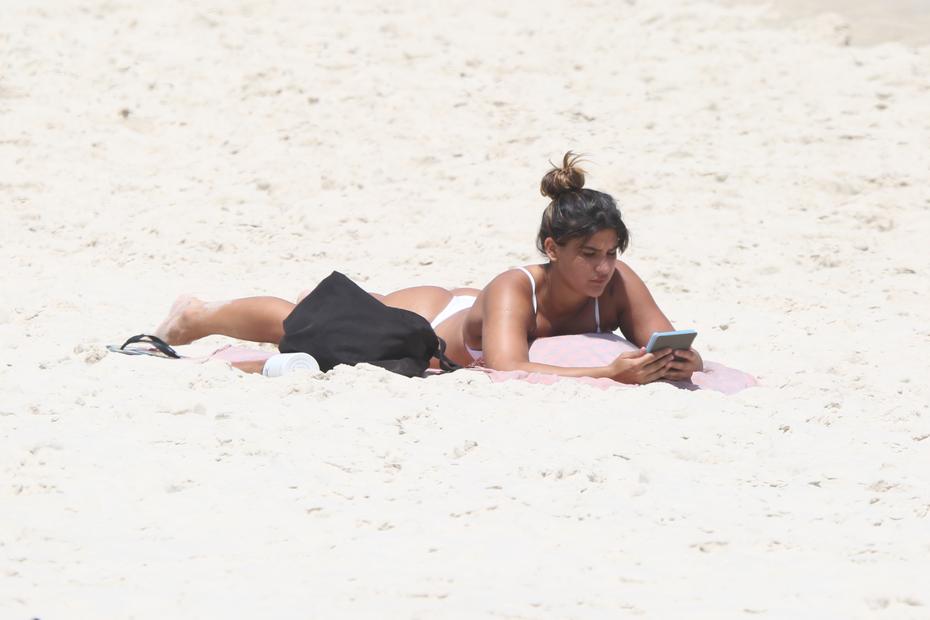 Giulia Costa na praia da Barra da Tijuca