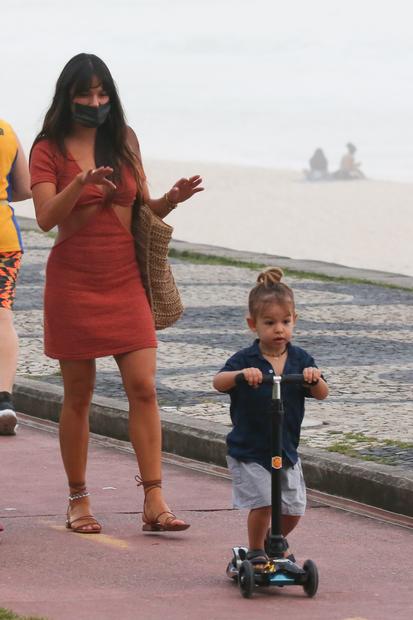 Isis Valverde leva o filho pra andar de patinete na orla da praia de São Conrado