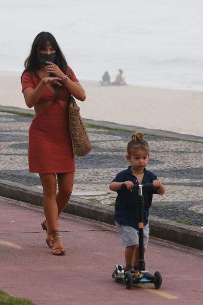 Isis Valverde leva o filho pra andar de patinete na orla da praia de São Conrado