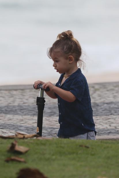 Isis Valverde leva o filho pra andar de patinete na orla da praia de São Conrado