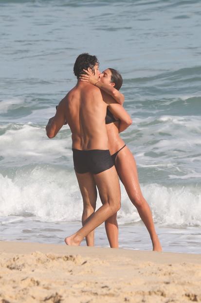 José Loreto e namorada na praia de São Conrado