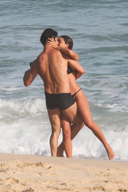 José Loreto e namorada na praia de São Conrado