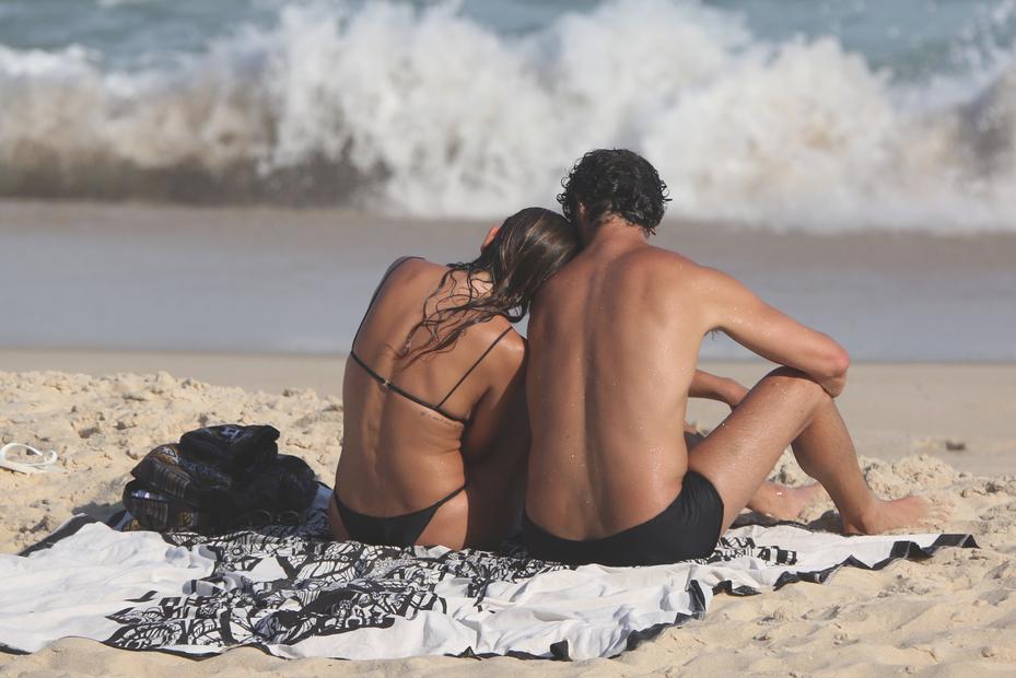 José Loreto e namorada na praia de São Conrado