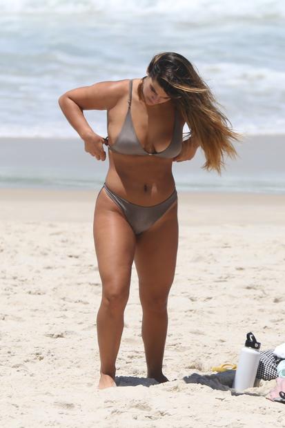 Giulia Costa é flagrada tomando sol em praia do Rio