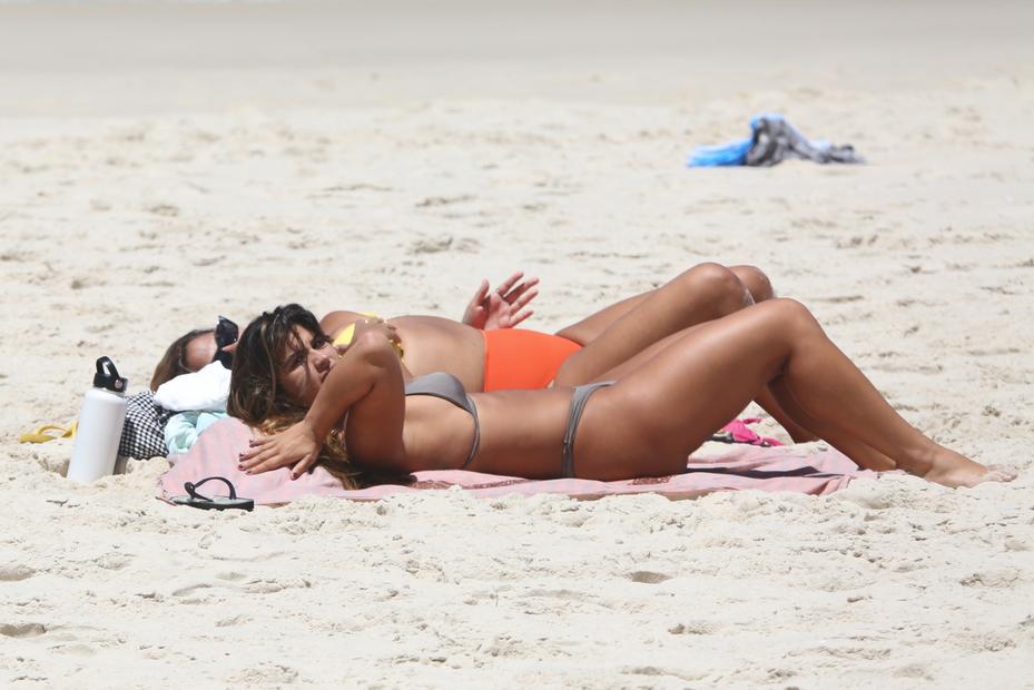 Giulia Costa é flagrada tomando sol em praia do Rio