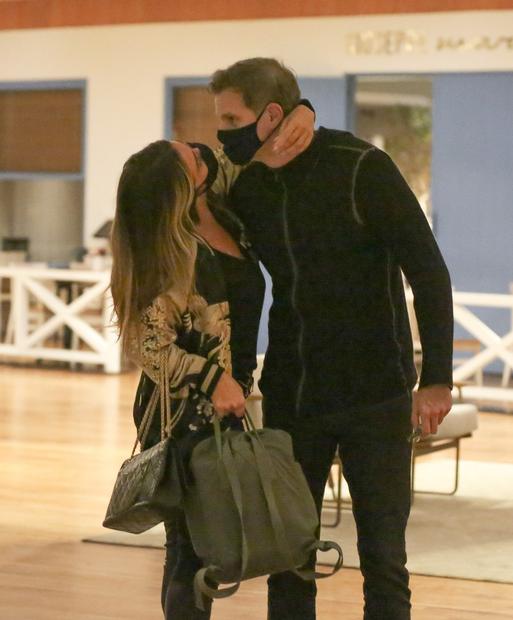 Giovanna Antonelli e o marido, Leonardo Nogueira, em shopping