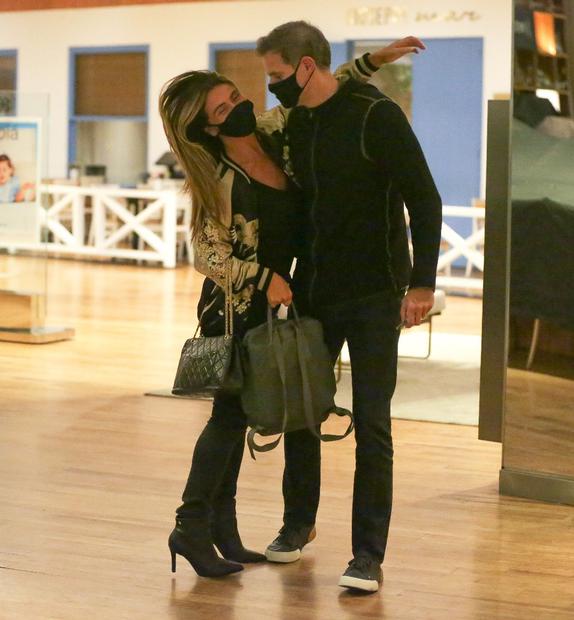 Giovanna Antonelli e o marido, Leonardo Nogueira, em shopping