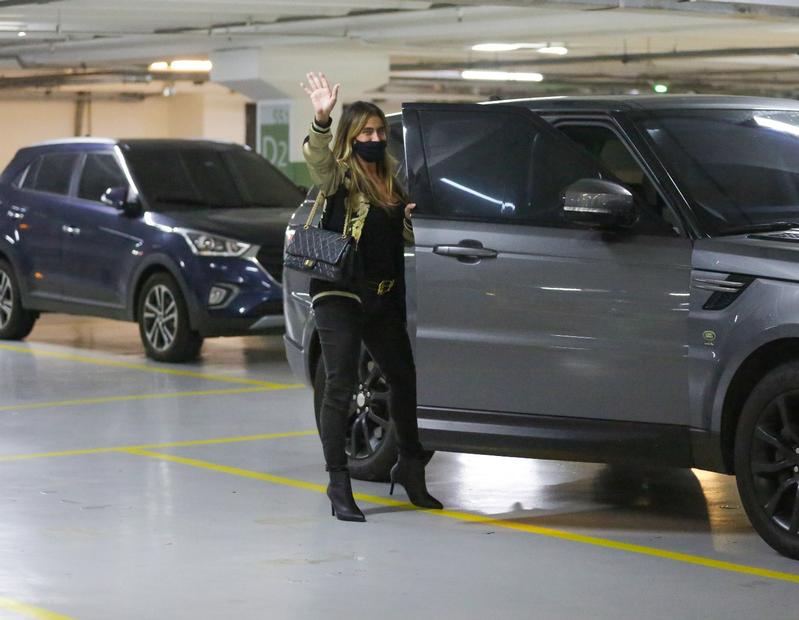 Giovanna Antonelli e o marido, Leonardo Nogueira, em shopping