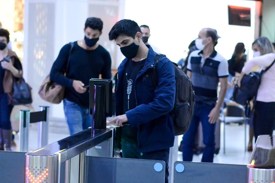 Cauã Reymond é flagrado com o irmão em aeroporto