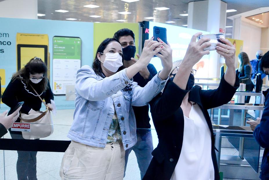 Cauã Reymond é flagrado com o irmão em aeroporto