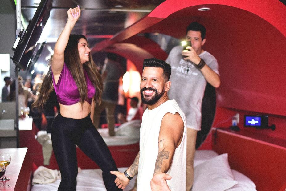 Dennis faz festa em motel para celebrar sucesso de sua música