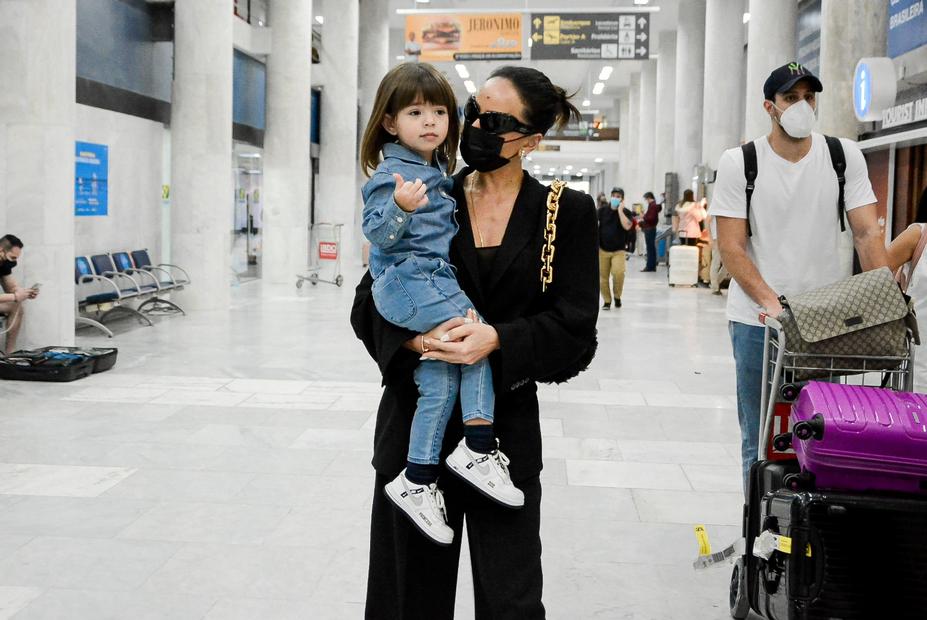 Sabrina Sato e Zoe desembarcando no aeroporto Santos Dumont no Rio de Janeiro