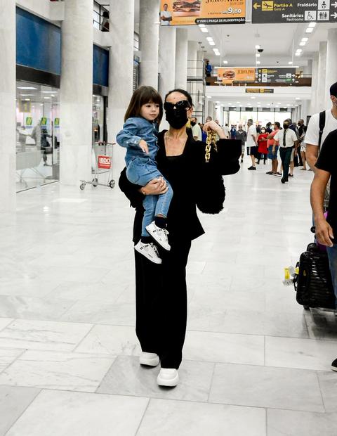 Sabrina Sato e Zoe desembarcando no aeroporto Santos Dumont no Rio de Janeiro