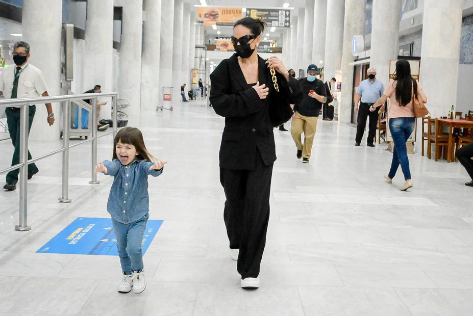 Sabrina Sato e Zoe desembarcando no aeroporto Santos Dumont no Rio de Janeiro