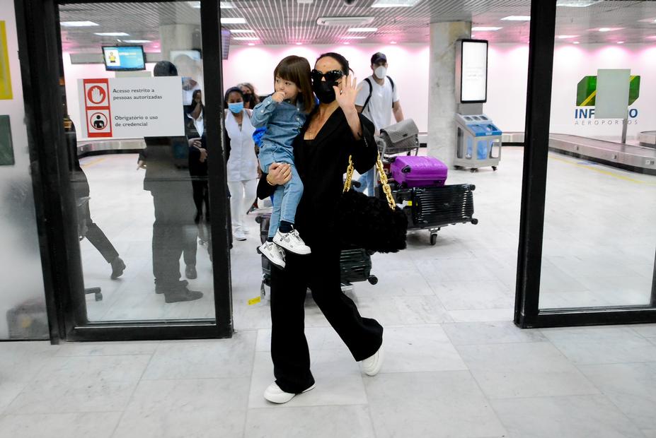 Sabrina Sato e Zoe desembarcando no aeroporto Santos Dumont no Rio de Janeiro