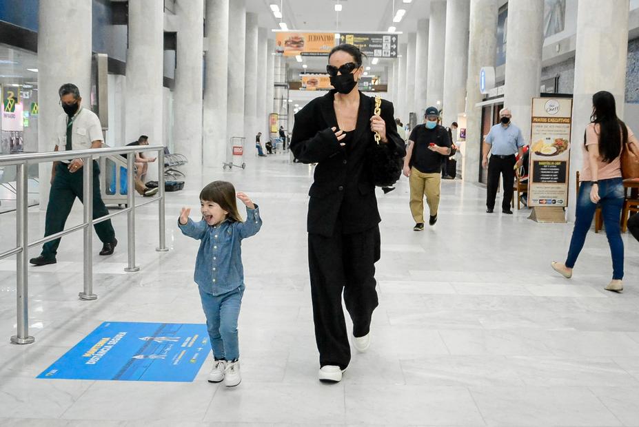 Sabrina Sato e Zoe desembarcando no aeroporto Santos Dumont no Rio de Janeiro