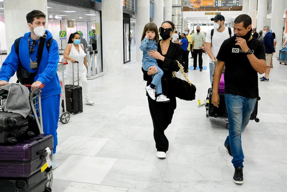 Sabrina Sato e Zoe desembarcando no aeroporto Santos Dumont no Rio de Janeiro