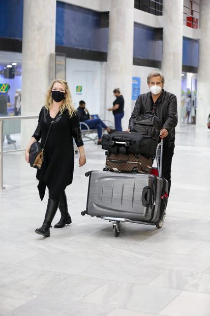 Edson Celulari e Karin Roepke desembarcando no aeroporto Santos Dumont no Rio de Janeiro