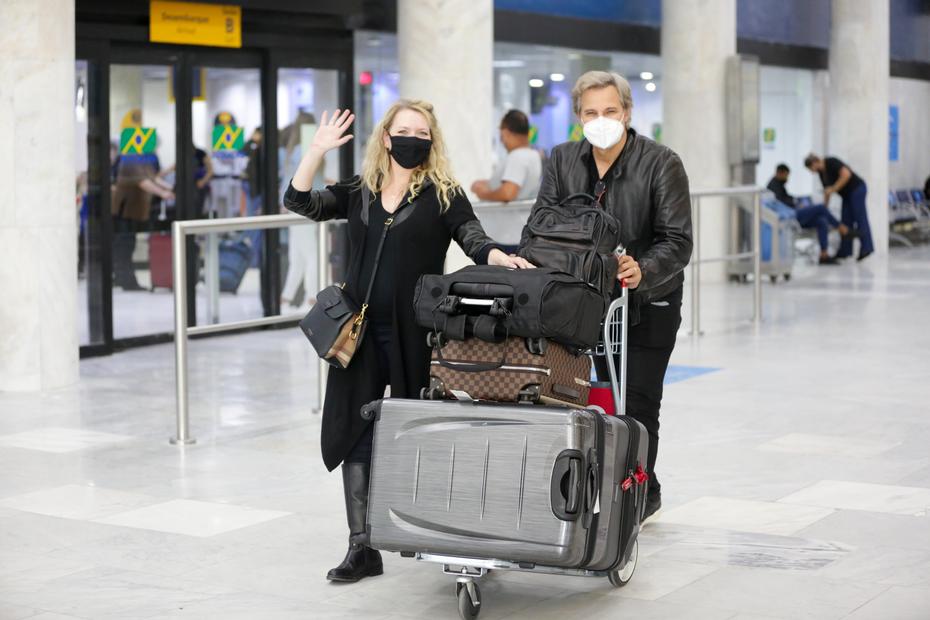 Edson Celulari e Karin Roepke desembarcando no aeroporto Santos Dumont no Rio de Janeiro