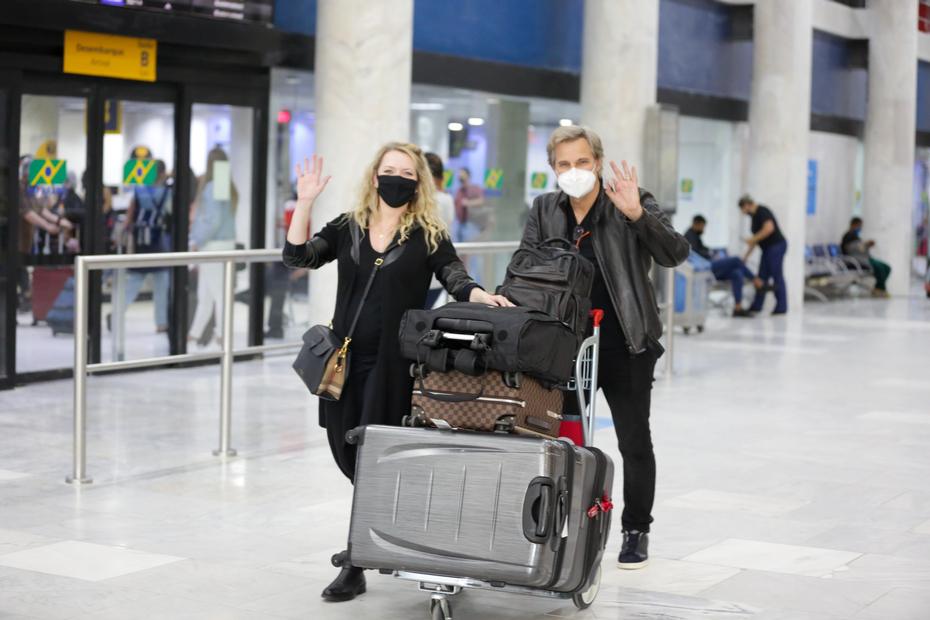 Edson Celulari e Karin Roepke desembarcando no aeroporto Santos Dumont no Rio de Janeiro