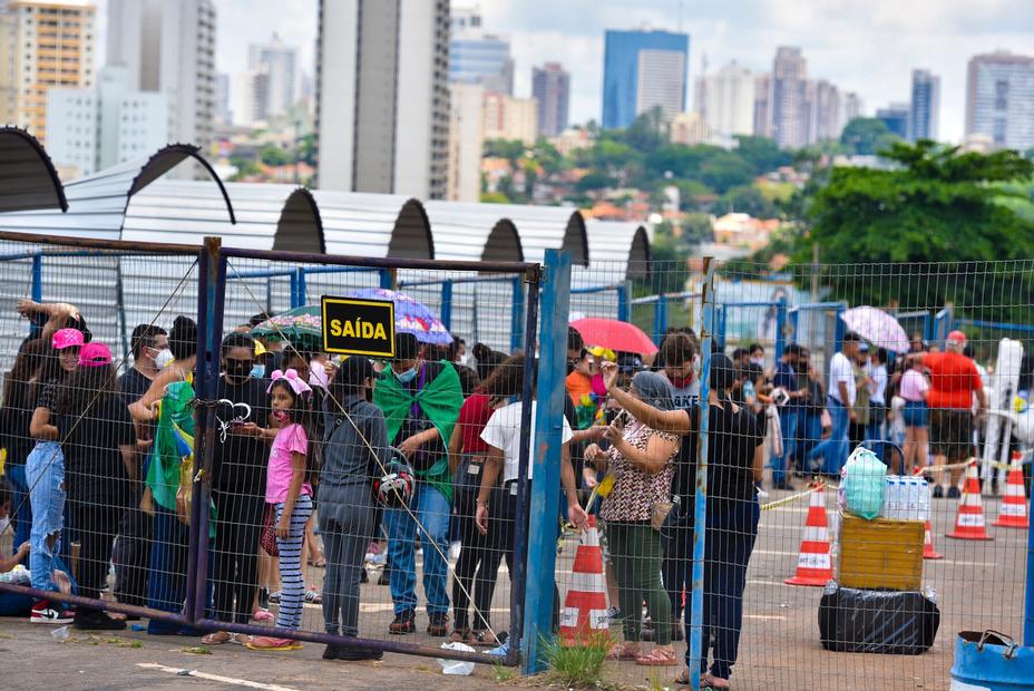 Corpo de Marília Mendonça chega ao velório e fãs fazem fila no local