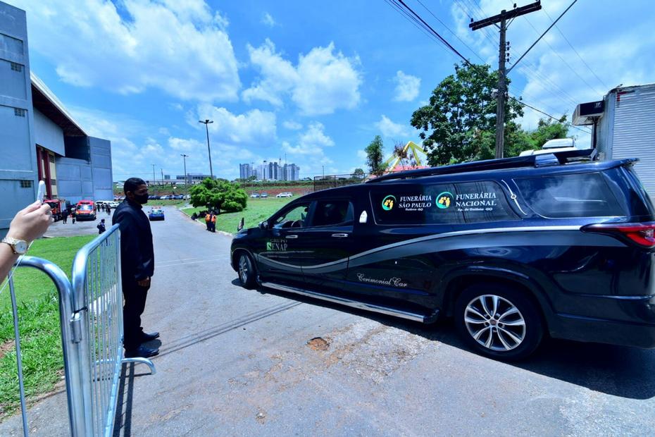 Corpo de Marília Mendonça chega ao velório e fãs fazem fila no local